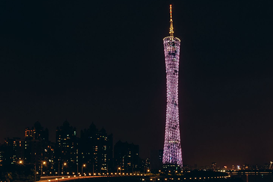 高達600公尺的廣州塔是城市的新地標，夜晚點燈後與珠江夜景交織出迷人的都會風華