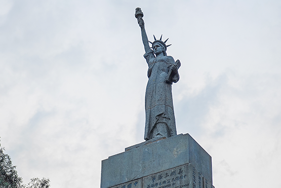 黃花崗七十二烈士墓園的建築融合了中西文化特色，是見證近代歷史與人文沉澱的肅穆地標
