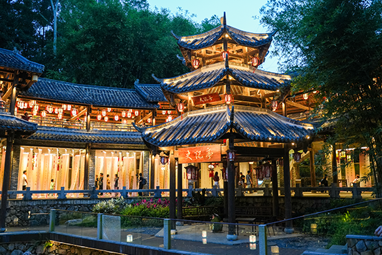 結合東方園林與大量藏書的二十四史書院，夜間點燈後更顯浪漫迷人