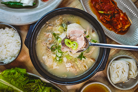 源自韓戰歲月、濃郁暖胃的釜山特色美食豬肉湯飯，是釜山歷史的縮影