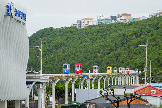 沿著海岸線行駛的超人氣海雲台天空膠囊列車